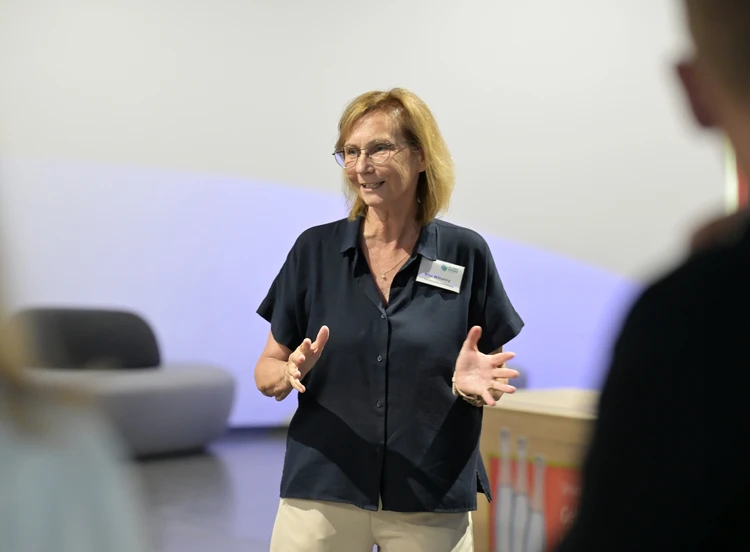 Besucherbetreuuerin bei Vortrag &uuml;ber die KLIMA ARENA.