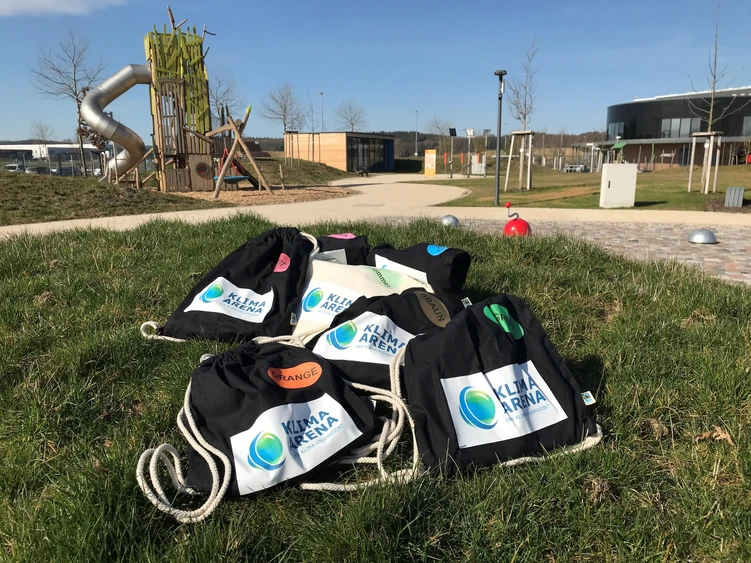 Mehrere Entdeckerrucks&auml;cke liegen auf einer Wiese im Au&szlig;enbereich des Themenparks.