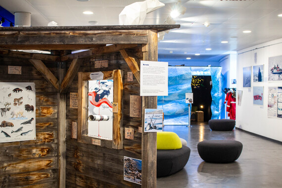 Blick auf die Eisb&auml;renwacht in der Sonderausstellung Polarstern. Das H&auml;uchen, von dem aus nach Eisb&auml;ren Ausschau gehalten wurde w&auml;hrend Arktis-Expeditionen ist ein Ausstellungsst&uuml;ck.