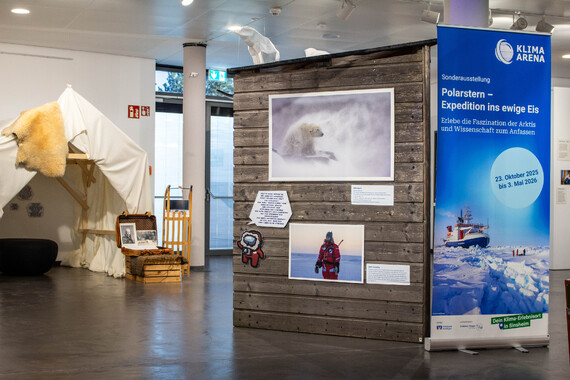 Blick in die Sonderausstellungsf&auml;che mit direkter Ansicht des Infobanners und einer Bilderwand.