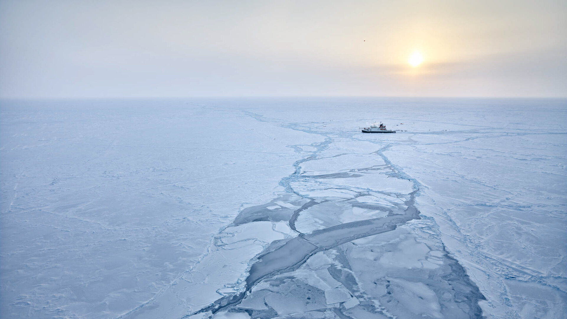 Ein Eisbrecher im artischen Meer. Im Vordergrung die durchbrochene Fahrrinne.