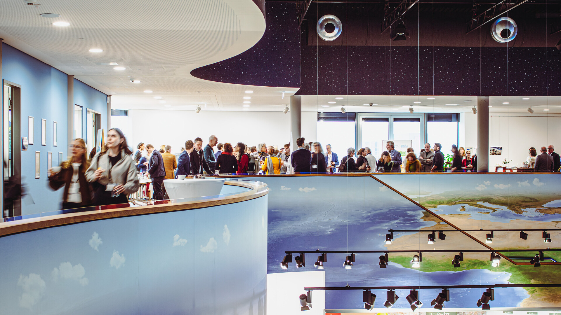 Empore und Eventfl&auml;che mit Besuchern in der Klima Arena